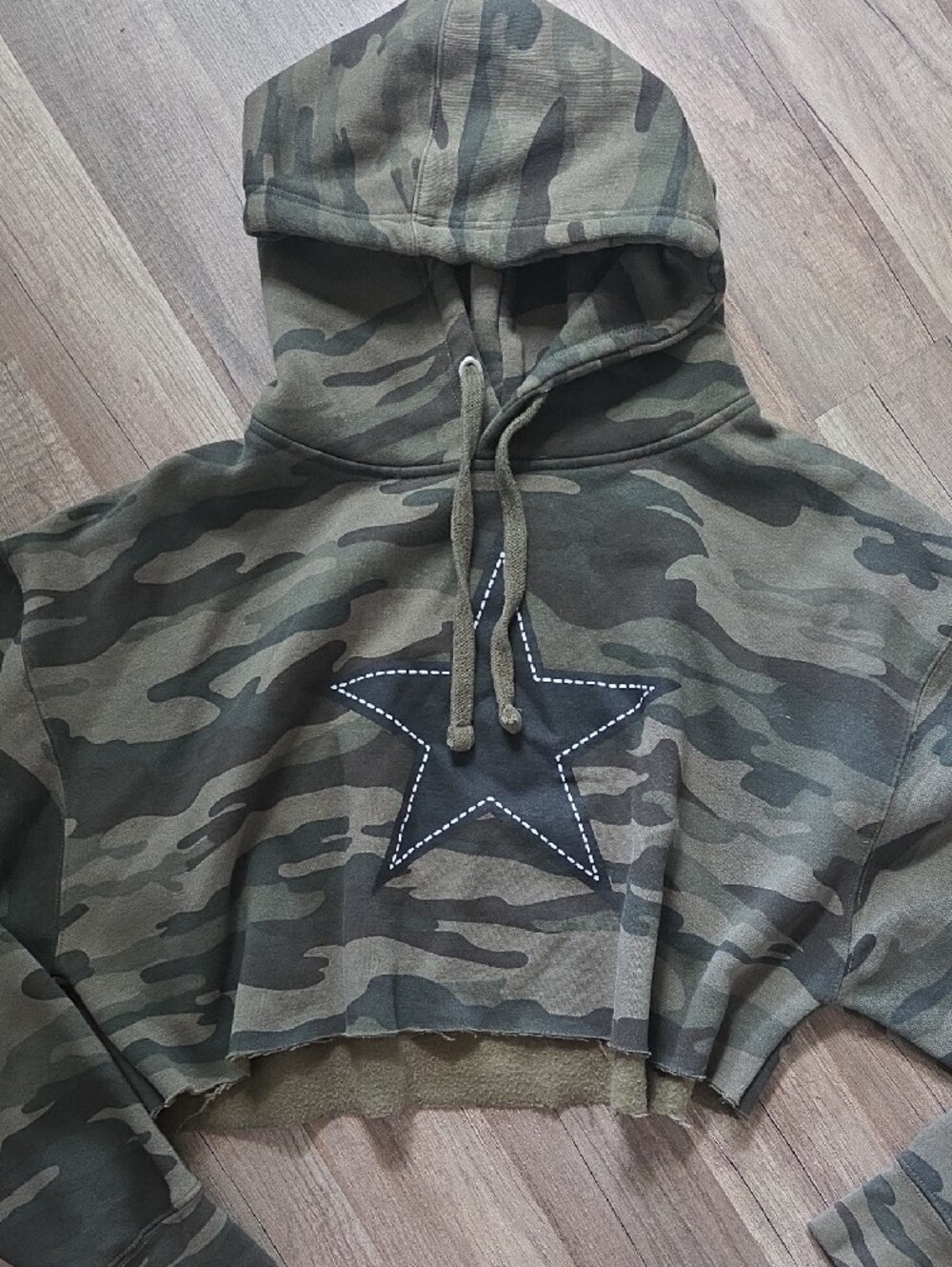Sugar Flower Camo Cropped Hoodie with Star Patch Raw Hem